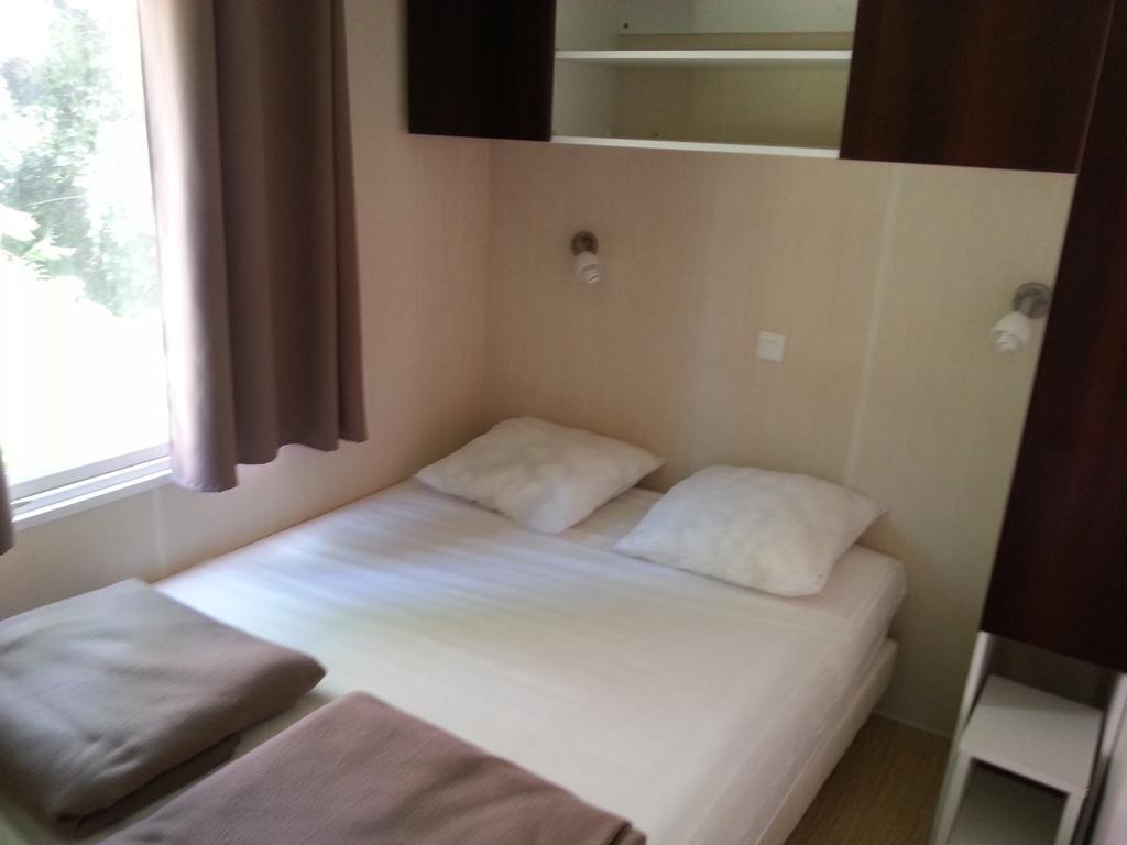 Camping Paradis Bellerive Montfrin Номер фото