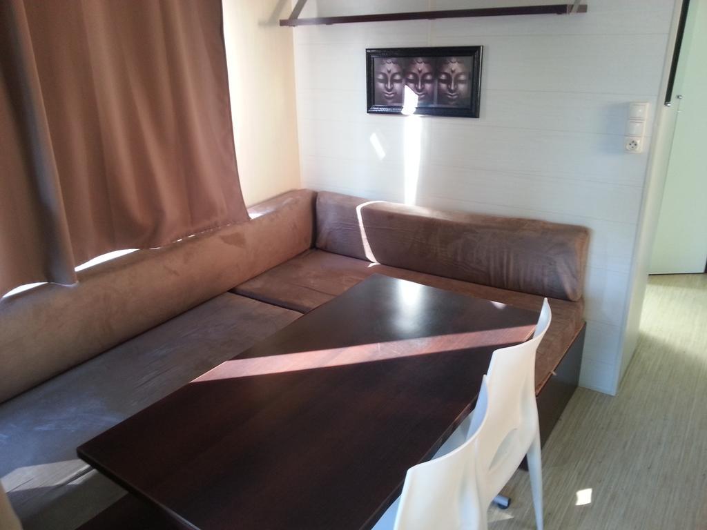 Camping Paradis Bellerive Montfrin Номер фото